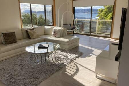 Spacious Modern Home Outstanding Views Sleeps 9 호바트 외부 사진